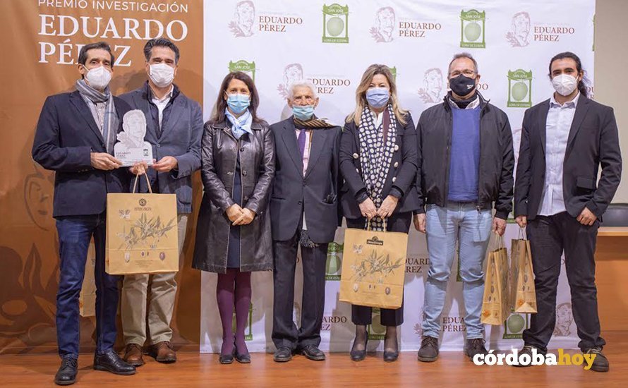 Los ganadores el III Premio de Investigación ‘Eduardo Pérez’ convocado por la Olivarera San José de Lora de Estepa