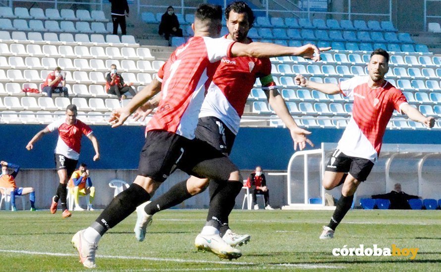 De las Cuevas acude a abrazar a Willy tras el único gol conseguido ante el Lorca. FOTO: CCF