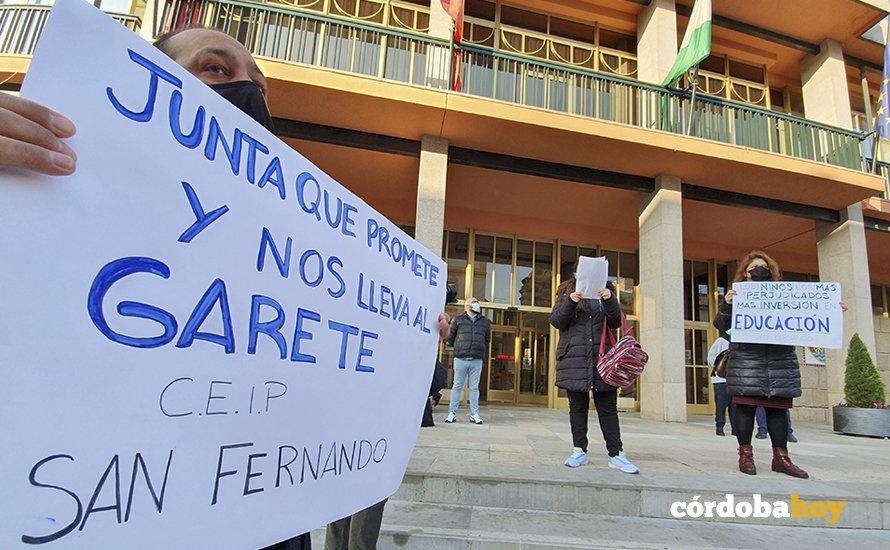 Protesta de padres del CEIP San Fernando por el frío en las aulas