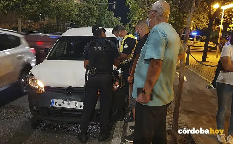 Polic&iacute;a Local de C&oacute;rdoba en una actuaci&oacute;n nocturna
