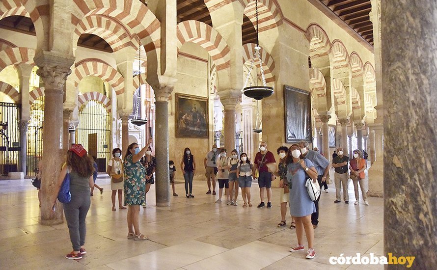 Turistas con mascarilla en el interior de la Mezquita-Catedral