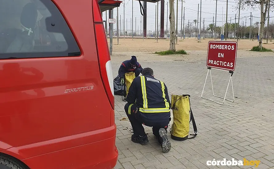 Pr&aacute;cticas de los bomberos en el Arenal, en una imagen de archivo