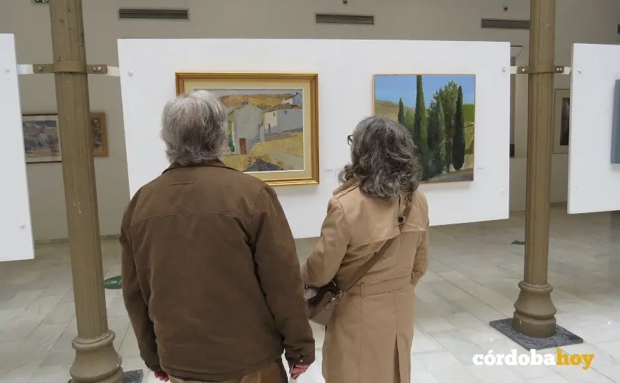 Visitantes en la exposici&oacute;n de la Escuela Libre de Artes Pl&aacute;sticas de Priego