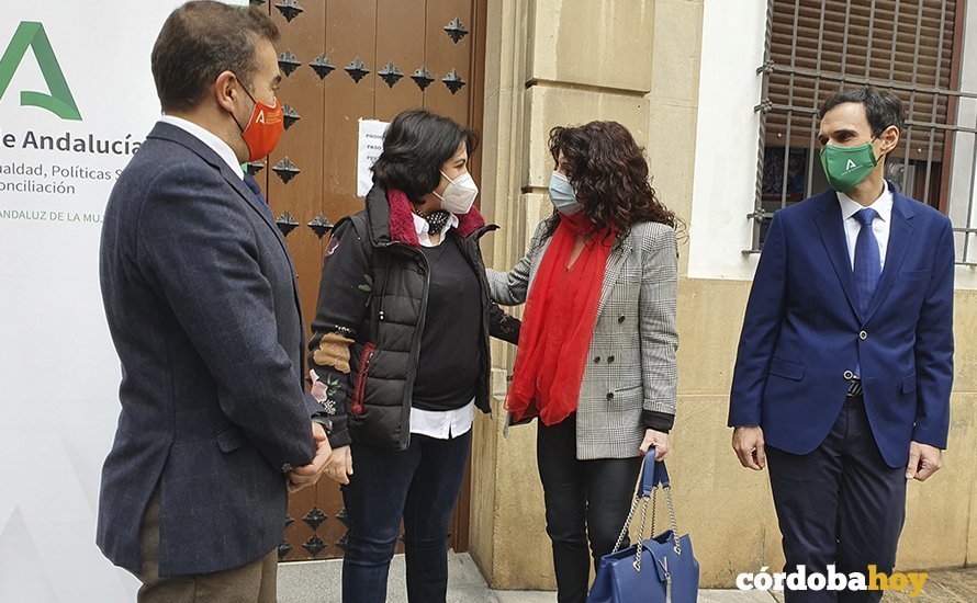 Rocío Ruiz saluda a Eva Timoteo en Córdoba
