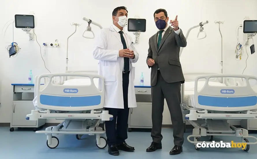 Juan Mannuel Moreno en su visita al Hospital San Juan de la Cruz