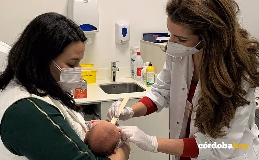 La cirujana pedi&aacute;trica del Hospital Quir&oacute;nsalud C&oacute;rdoba Victoria Jim&eacute;nez durante el reconocimiento a un beb&eacute; en consulta