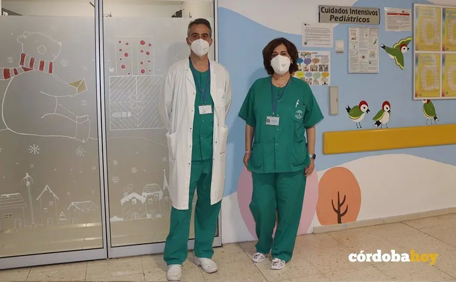 El enfermero Antonio Rafael Mart&iacute;nez y una compa&ntilde;era de la Unidad de Cuidados Intensivos Pedi&aacute;tricos