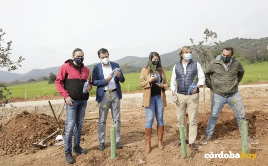 Plantaci&oacute;n de &aacute;rboles en el cintur&oacute;n verde cerca del club h&iacute;pico 3