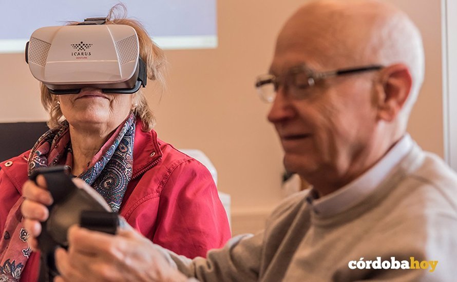 Dos personas mayores haciendo uso de las nuevas tecnologías
