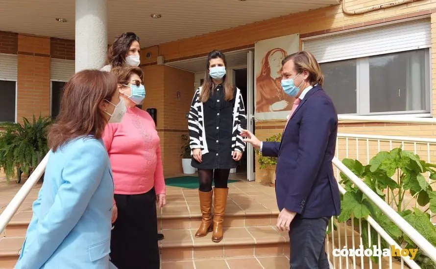 El delegado del gobierno de  la Junta con las adoratrices
