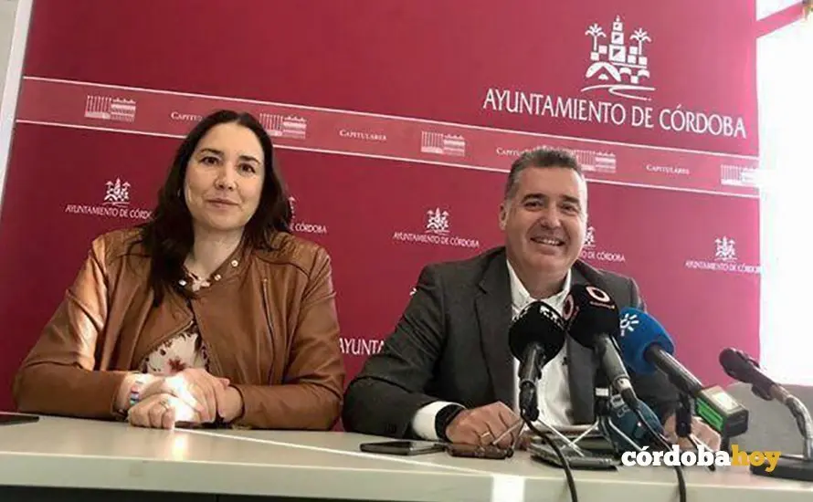 Mar&iacute;a Luisa G&oacute;mez Calero, como gerente del Imdeco, y Manuel Torrejimeno, como presidente, en un imagen de archivo del Ayuntamiento