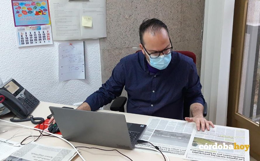 Juan Acántara en el despacho del Ayuntameinto revisando información sobre logística