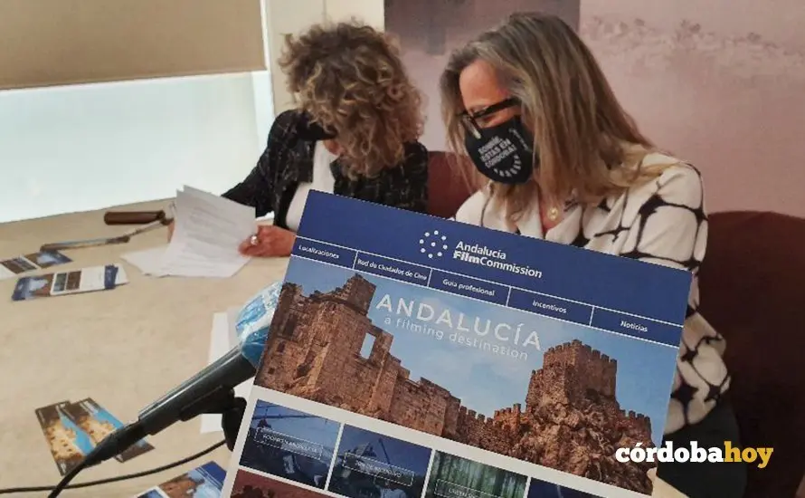 Piluca Querol e Isabel Alb&aacute;s en la firma del convenio