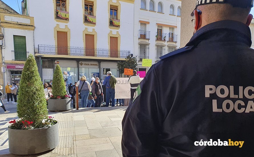 Agente de la Policía Local controlando una concentración a las puertas del Ayuntamiento