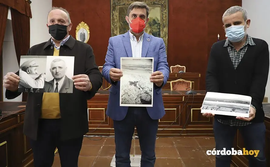Los invetigadores con el resultado en la Diputaci&oacute;n