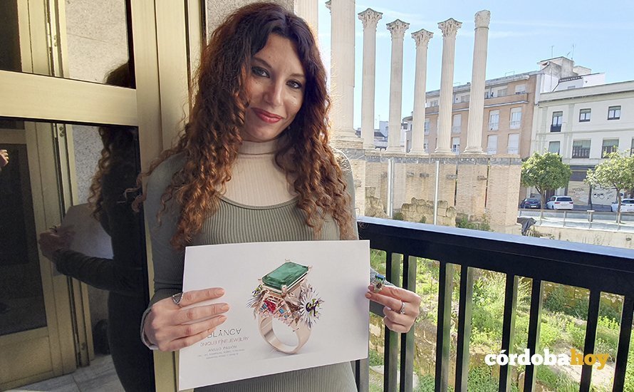 Blanca Sánchez muestra su diseño de anillo de alta joyería