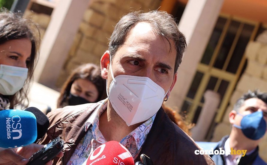 Toni Valero (IU), atiende a los periodistas en Córdoba