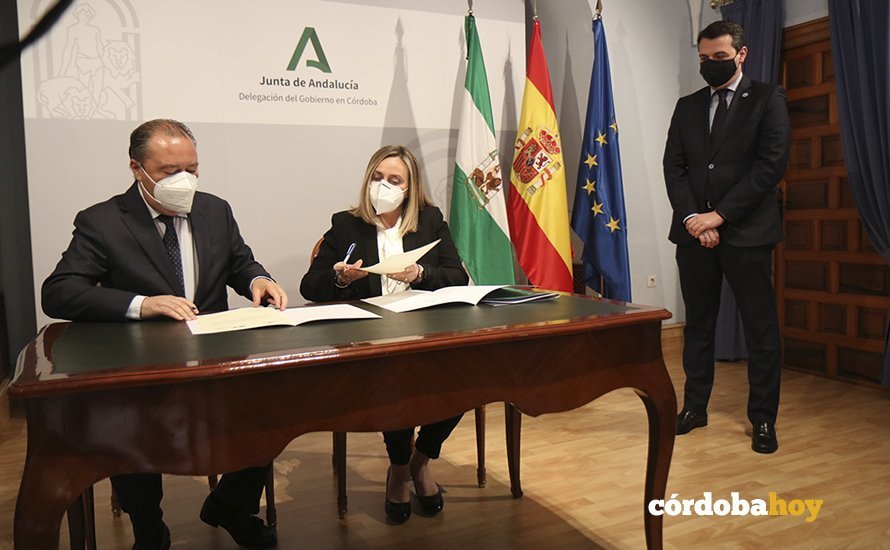 José María VBellido actúa de testigo en la firma del convenio pionero entre Junta y Alzahira