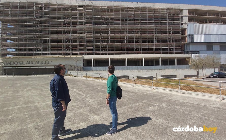 Juan Alcántara y Álvaro Santos contemplan el estadio del CCF con andamios