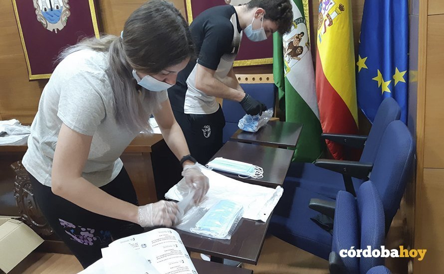 Preparación del reparto de mascarillas en Doña Mencía
