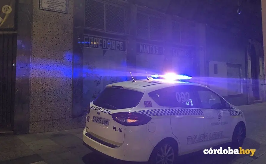 Patrulla nocturna de la Polic&iacute;a Local en una imagen de archivo