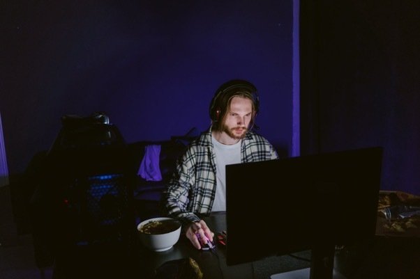 Un joven con un ordenador