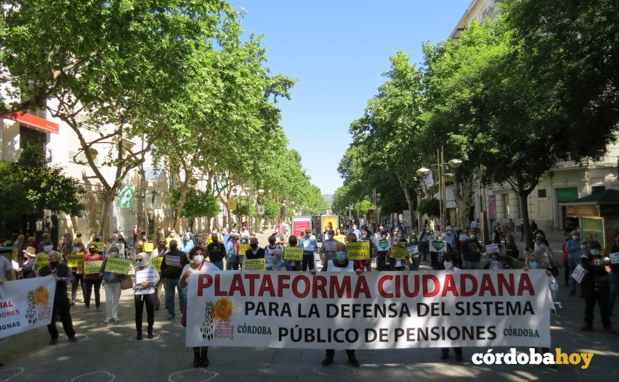 Manifestación por las pensiones públicas junto al templete del Bulevar
