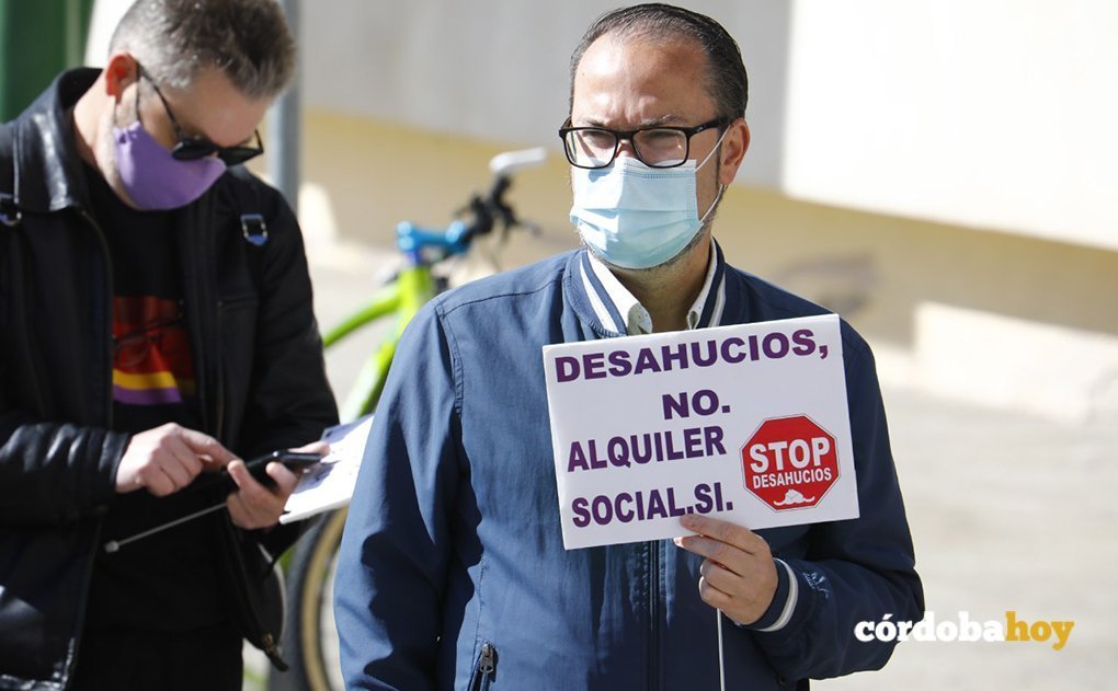 Juan Alcántara en una concentración de Stop Desahucios