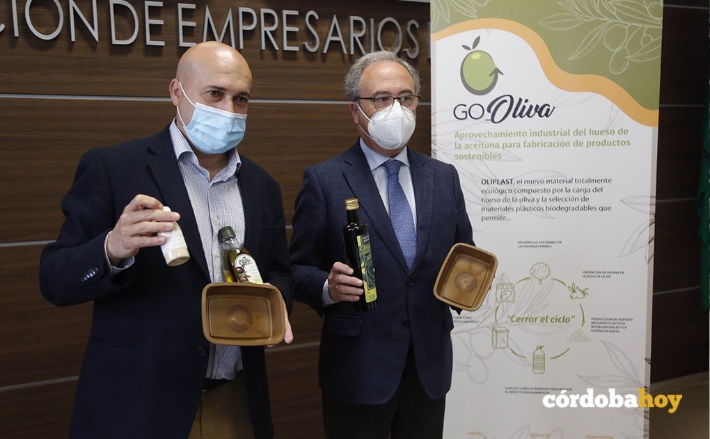 Caballero y Díaz muestran bandejas hechas con el nuevo bioplástico, a base de huesos de aceituna