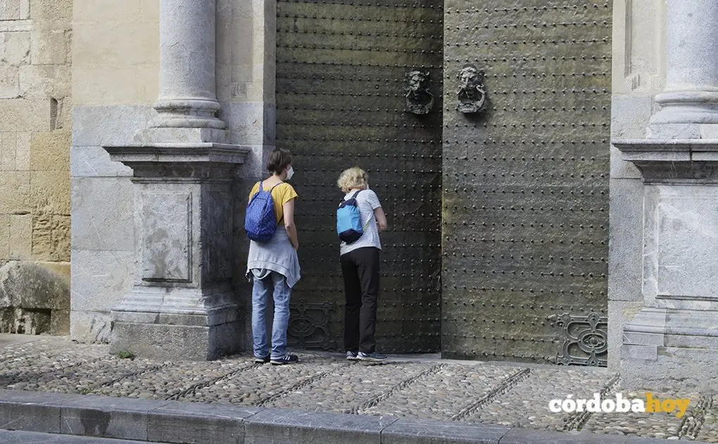 Turistas extranjeros en el entorno de la Mezquita-Catedral a finales de abril