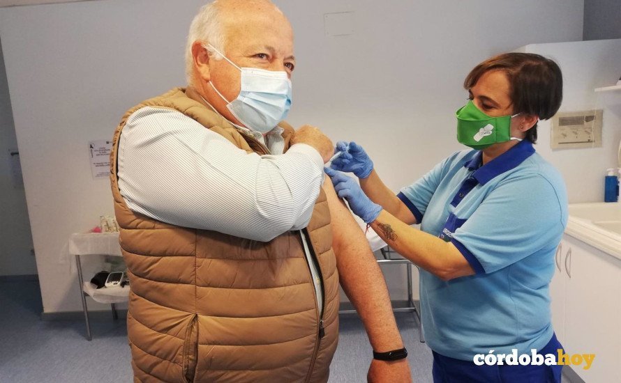 El consejero de Salud, el cordobés Jesús Aguirre, vacunándose