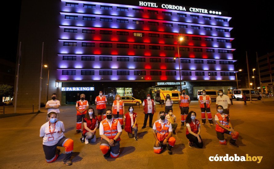El hotel Córdoba Center iluminado en honor a la Cruz Roja