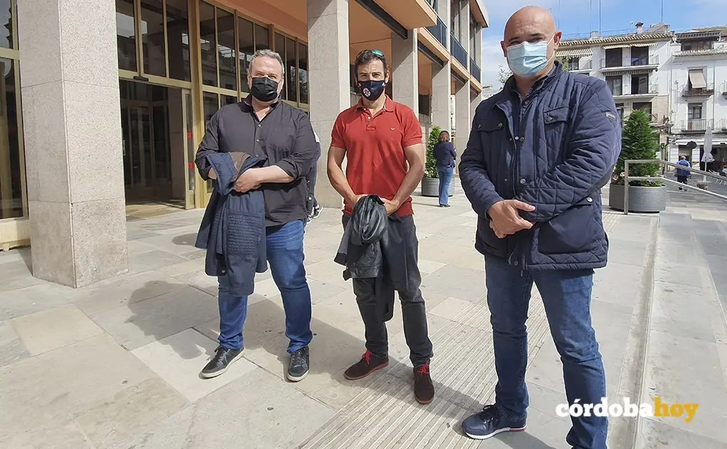 Emiliano Martos, Gabriel Merch&aacute;n y Miguel Mart&iacute;nez,a las puertas del Ayuntamiento