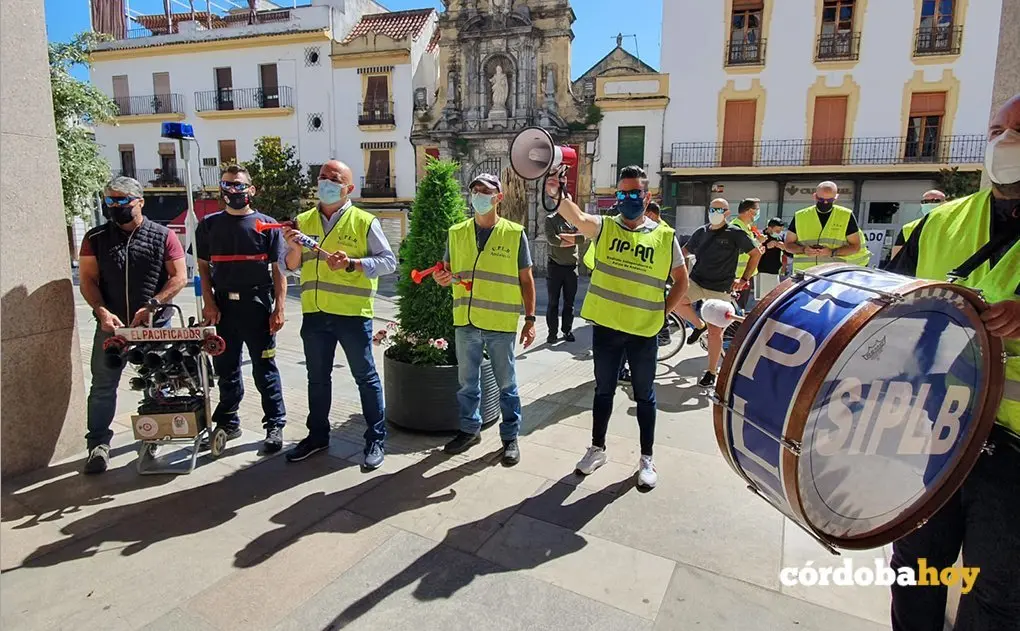 Protesta de polic&iacute;as y bomberos ante el Ayuntamiento