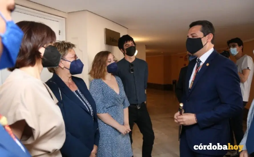 El alcalde saludando a la viuda e hijos de Anguita antes de empezar el acto