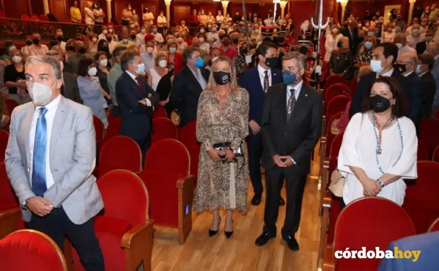 Entrada del alcalde en la sala del teatro junto a la corporaci&oacute;n municipal