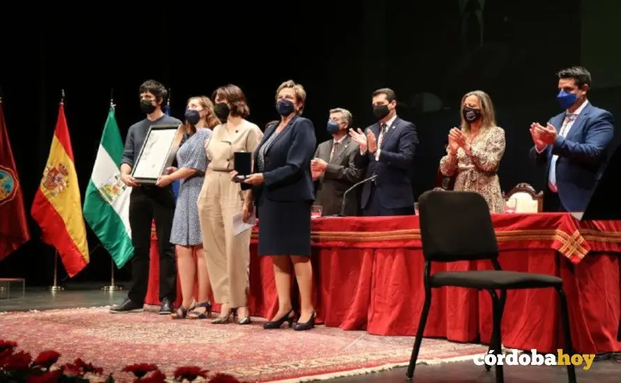 La familia de Anguita con la placa que le reconoce a t&iacute;tulo p&oacute;stumo como hijo adoptivo de la ciudad