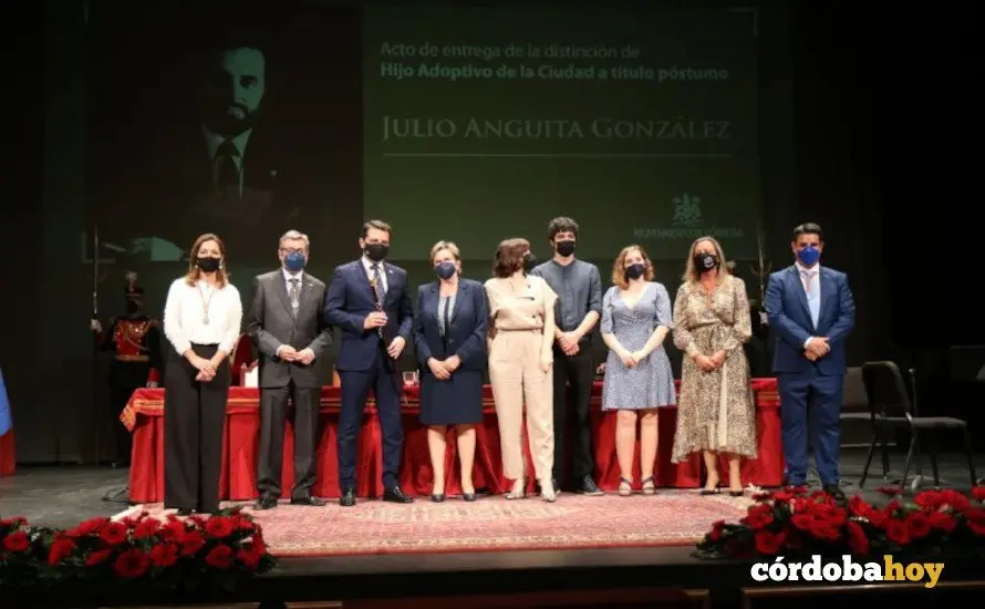 La viuda e hijos de Anguita junto al alcalde y los portavoces municipales al concluir el acto