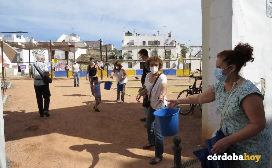 Cadena humana para regar &aacute;rboles en el antiguo cine Andaluc&iacute;a 3