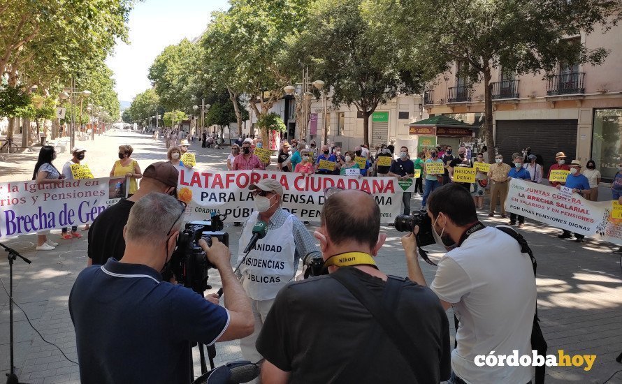 Manifestación por las pensiones en el Bulevar, con uno de sus  portavoces Pepe Villamor, atendiendo a los medios en primer plano