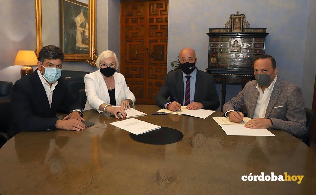El presidente de la Diputación, Antonio Ruiz, en la firma del convenio con Facua y Augusta