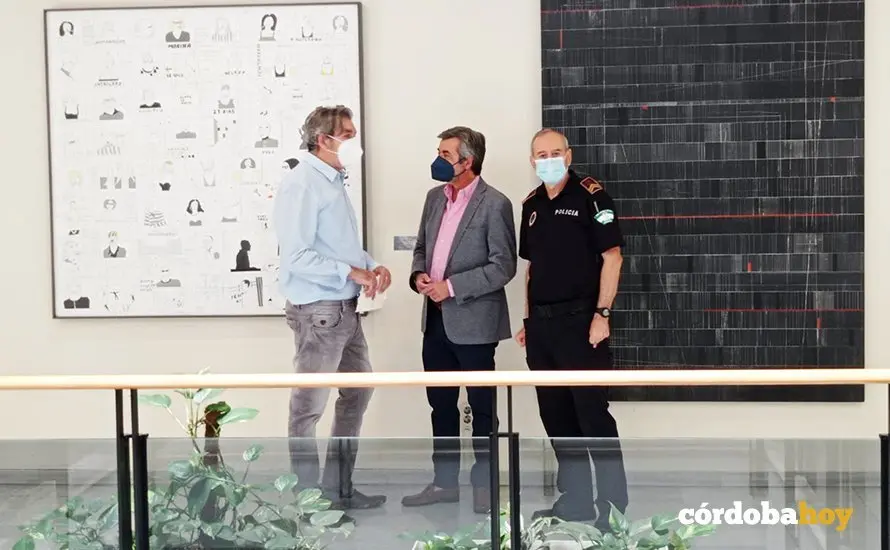 Pepe Puntas en la entrega de sus dos obras a la Polic&iacute;a Local