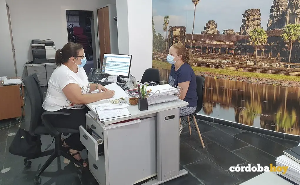 Una clienta en la agencia Azul Marino Viajes de C&oacute;rdoba