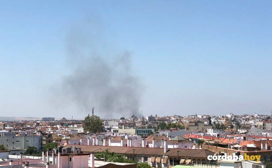 Humareda visible desde toda la ciudad del incendio en la zona de El Fontanar