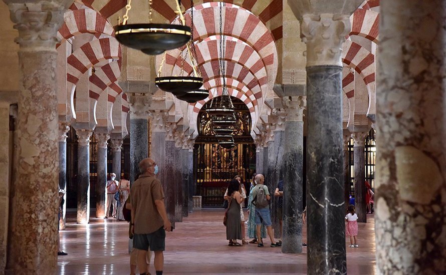 Turistas enmascarados en la Mezquita-Catedral de Córdoba