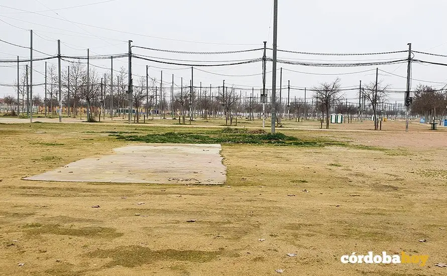 El recinto ferial de El Arenal en C&oacute;rdoba mondo y lirondo de cacharritos y casetas