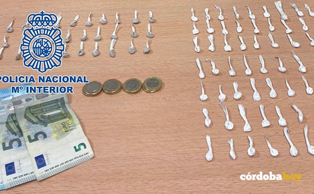 Droga y dinero incautado al detenido por la Policía Nacional de Cabra