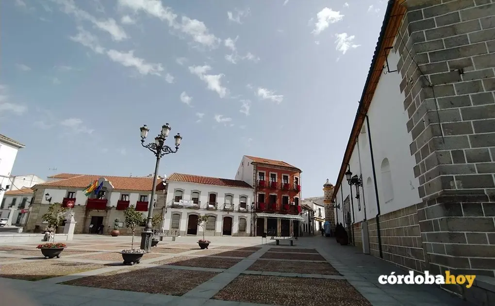 Plaza de Espa&ntilde;a de Villanueva de C&oacute;rdoba, con el Ayuntamiento al fondo