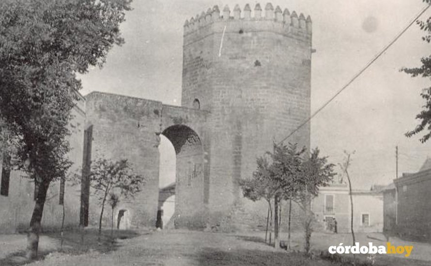 Imagen de finales del siglo XIX y principios del XX con una puerta de un habitáculo excavado en la Torre de La Malmuerta