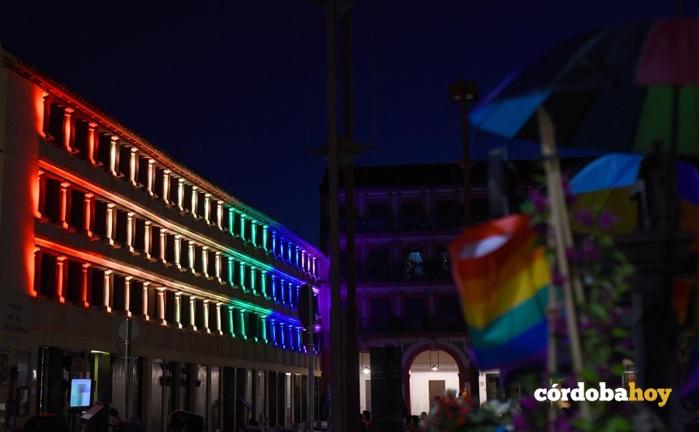 Iluminación de la fachada de UCOCultura con motivo del Día del Orgullo LGTBI
